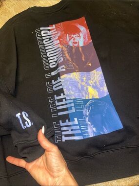 THE LIFE OF A SHOWGIRL FILM STRIP BLACK
CREWNECK SWEATSHIRT LARGE Taylor swift
